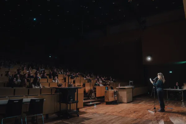 Laura Paloma beim H&ouml;rsaalslam