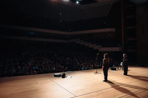 Blick von der B&uuml;hne auf die ausverkauft Stadthalle